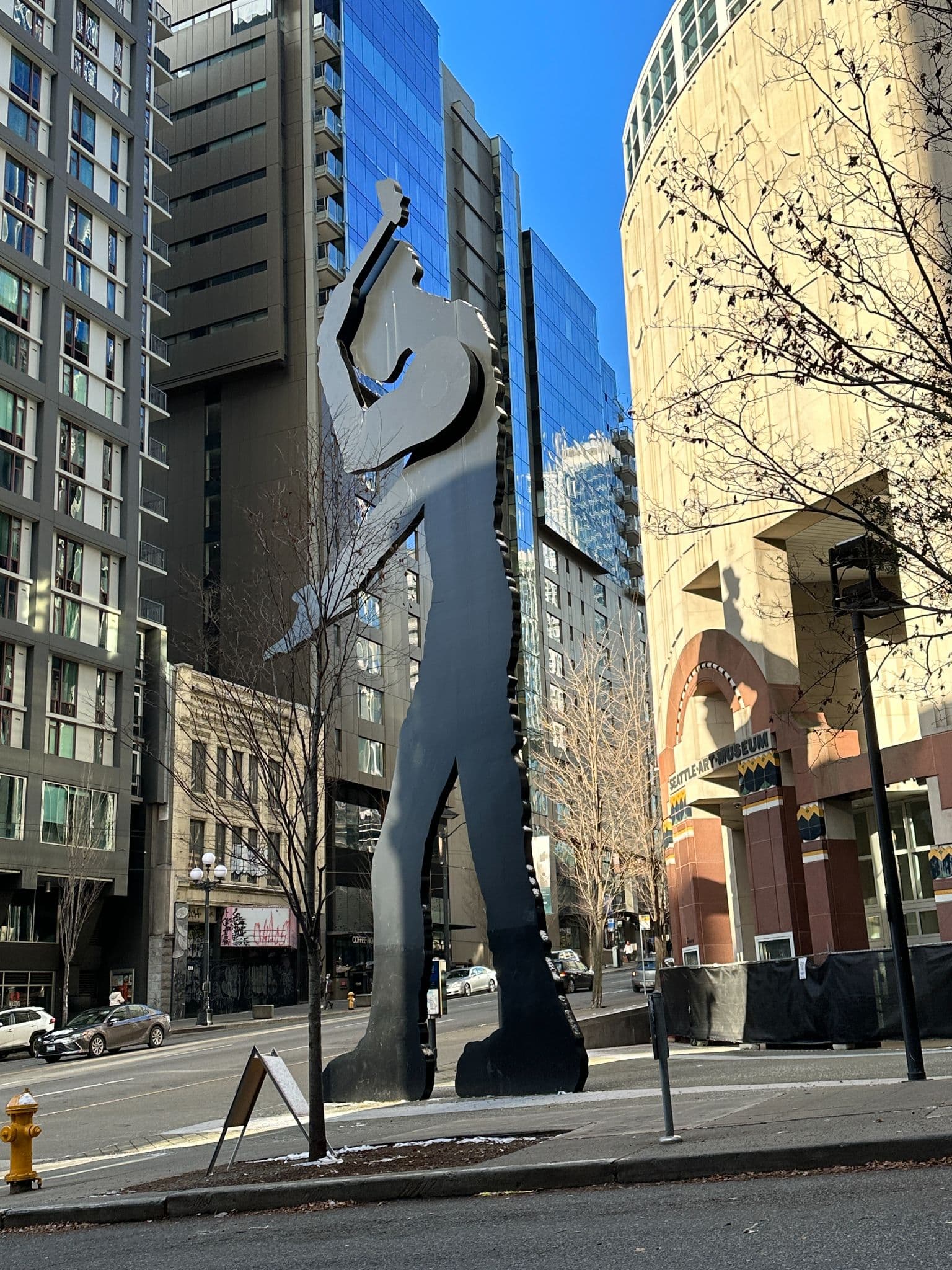 Looking down 1st Avenue past the Hammering Man and the Seattle Art Museum, with the Seven Seas Building on the left side of the street
